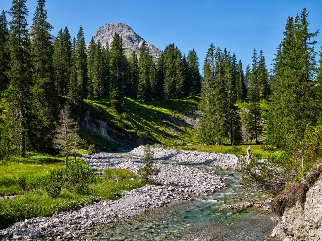 Auf Dem Lechweg Oberhalb Der Ortschaft Lech Am Arlberg.